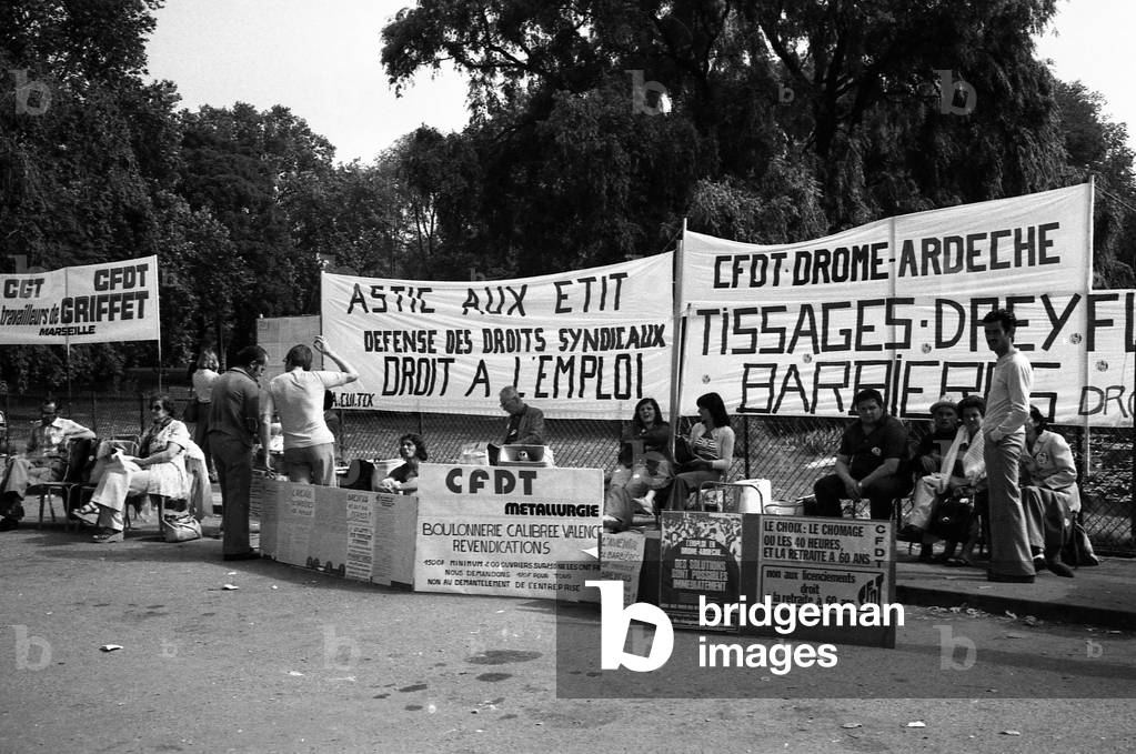 Demonstration of workers on strike in Paris at the EiffelTower on july 10, 1975 : pay rise, no redundancy, nationalization (b/w photo)