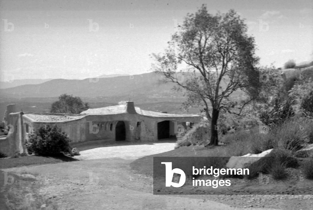 6053 There is a village of billionaires hiding between Cannes and Antibes The villas are mostly in the ground and are barely visible from the outside. Some bathrooms have golden taps and each is full of artworks of the greatest creations. Contemporary ators 1963