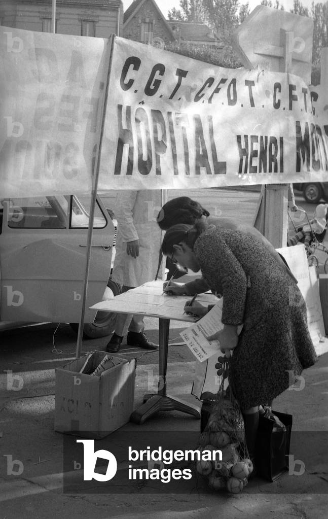 Distribution de tracts (b/w photo)