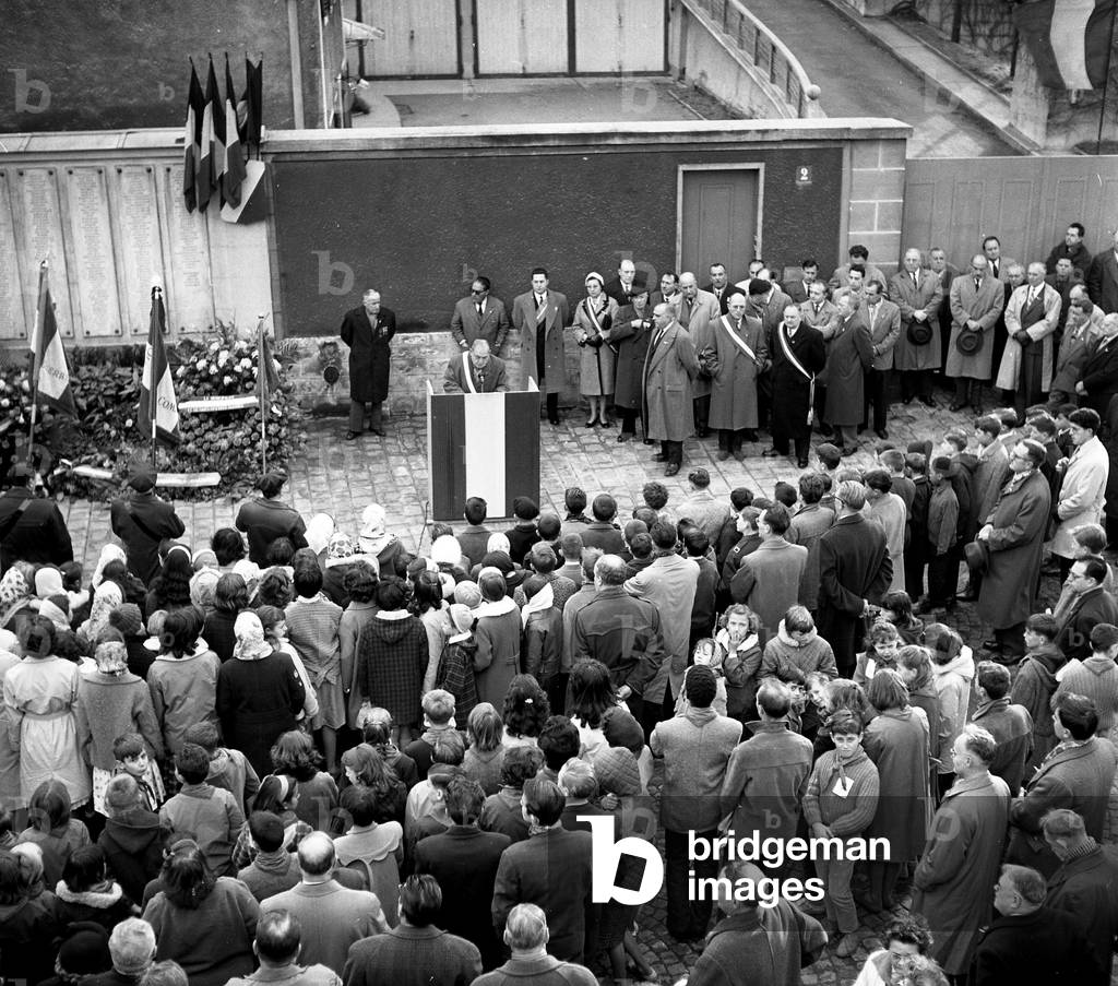 Demonstration of the commemoration of 11 November 1918 in front of the monument to the dead of Arcueil - 11 November 1960- at the podium Marius Sidobre mayor of Arcueil
