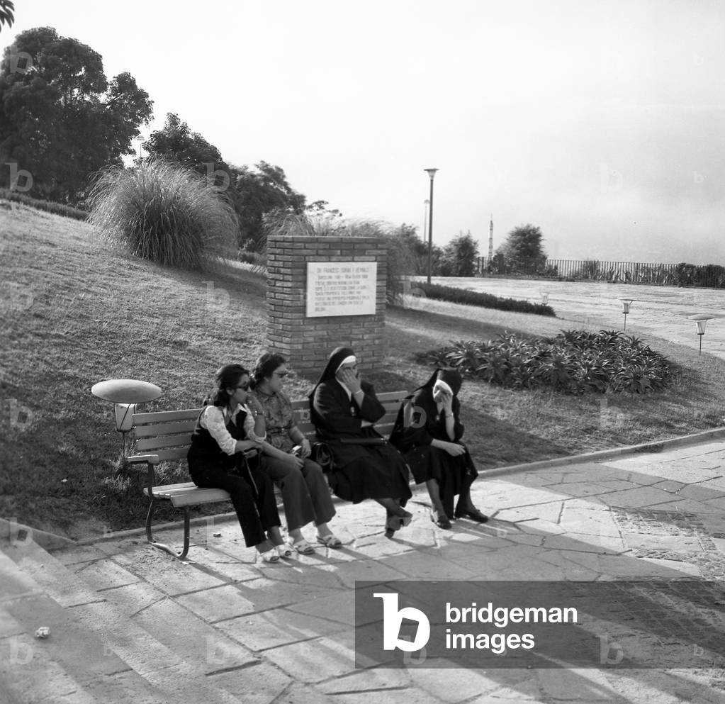 4086-5- SPAIN 1966 - Barcelona- in a park