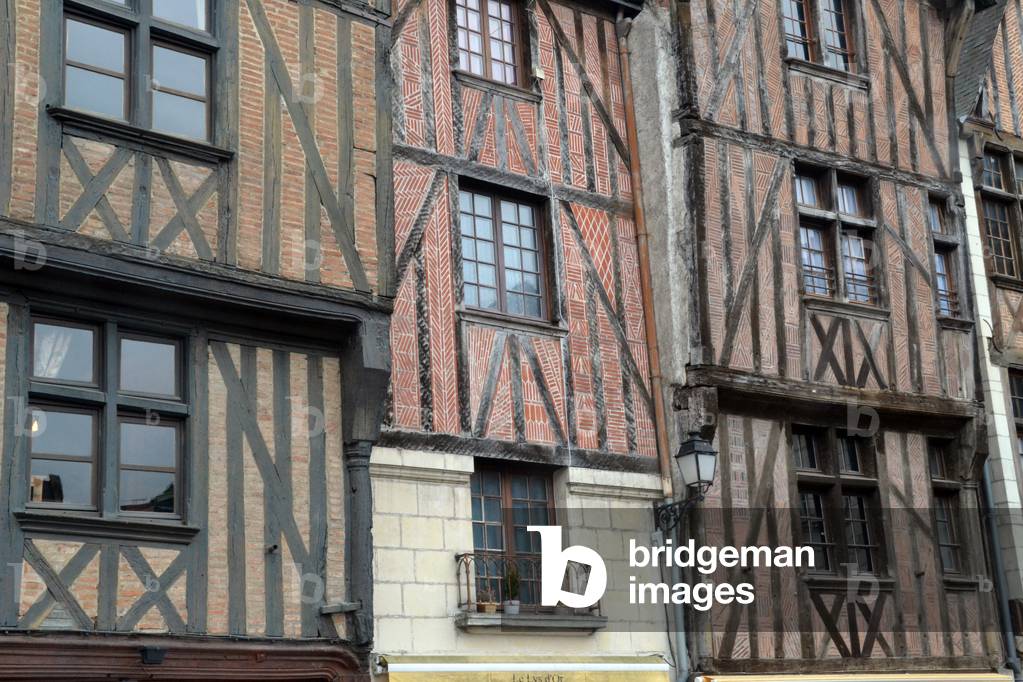 15809N On the edge of Place Plumereau a TOURS April 2015