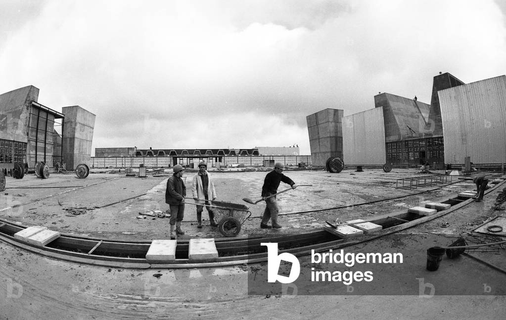 0984 28a LE BUILDING immigrant workers on construction site and motorway Paris Region 1971