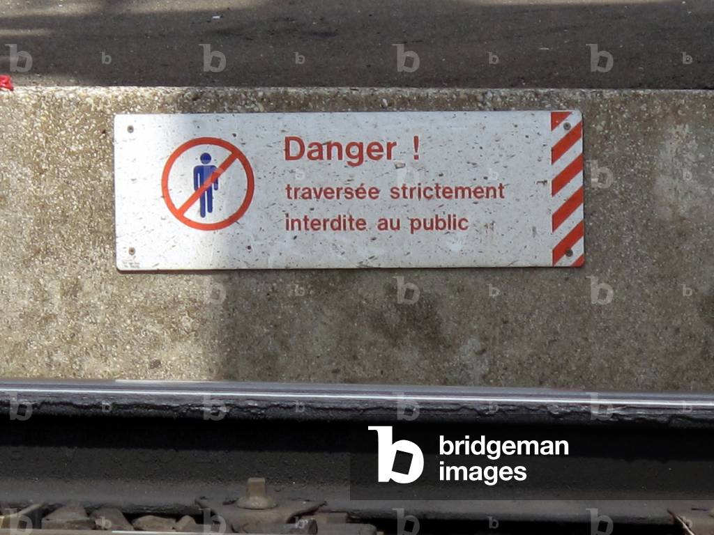 9281N St Pierre des Corps station attention Danger Forbidden crossing SNCF 2009