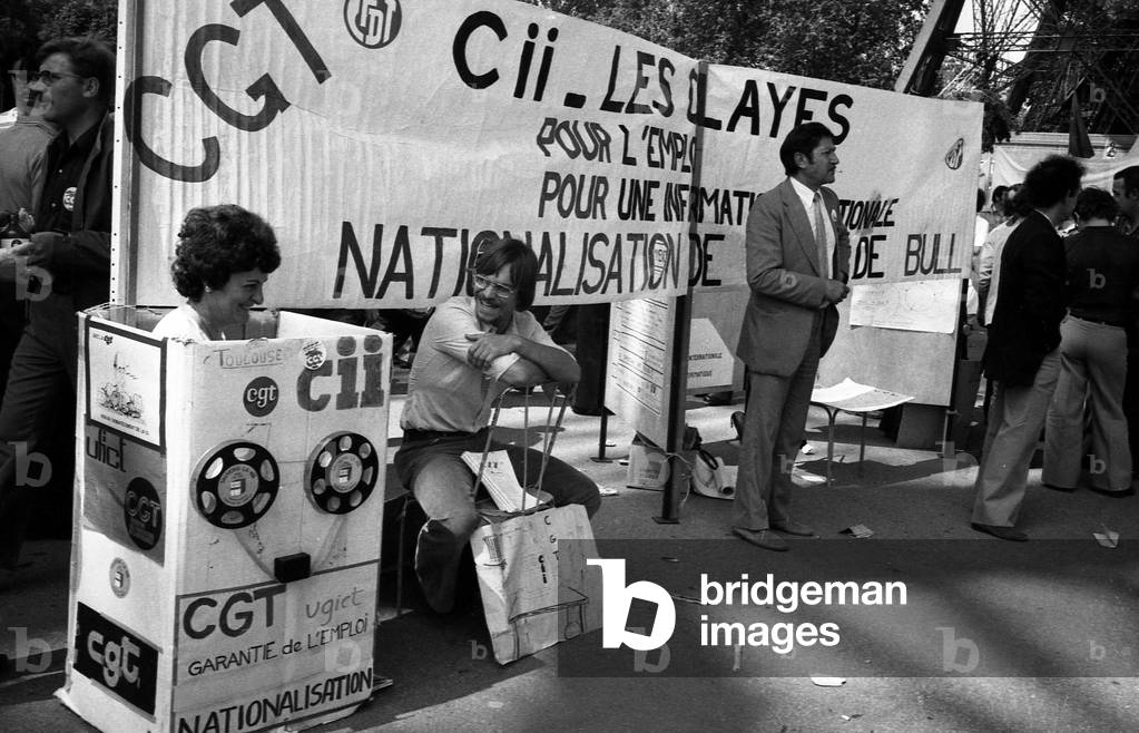 Demonstration of workers on strike in Paris at the EiffelTower on july 10, 1975 : pay rise, no redundancy, nationalization (b/w photo)