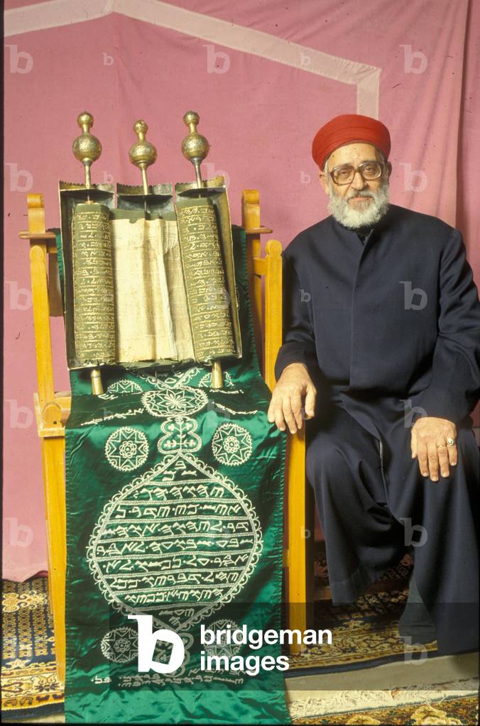 "Samariter Priester mit dem alten Samariter Pentateuch (Foto)"