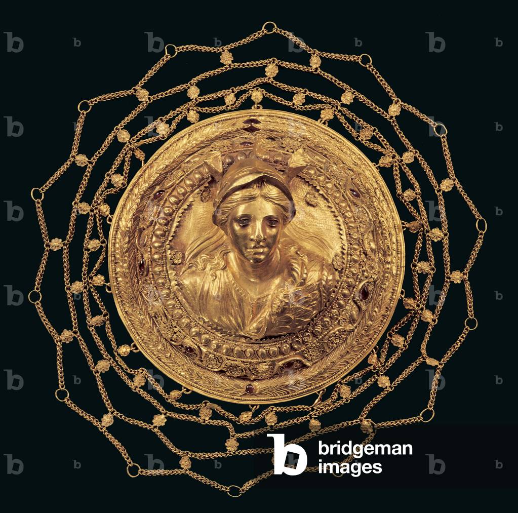 Medaillon mit einer Büste von Athena, aus Thessalien, hellenistische Zeit (Goldblech, Granat & blaue Emaille)