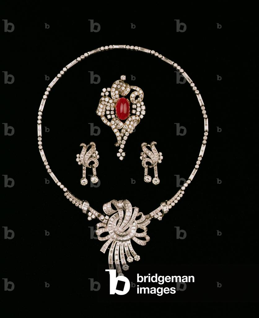 Art Deco diamond jewellery: baguette diamond brooch pendant, cabochon ruby and diamond scroll brooch, diamond pendant earrings