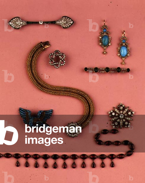 Selection of Victorian jewellery; garnet necklace; diamond cluster and filigree brooch; calibre-cut emerald bar brooch; turquoise pendant earrings; star brooch; cabuchon emerald bar brooch