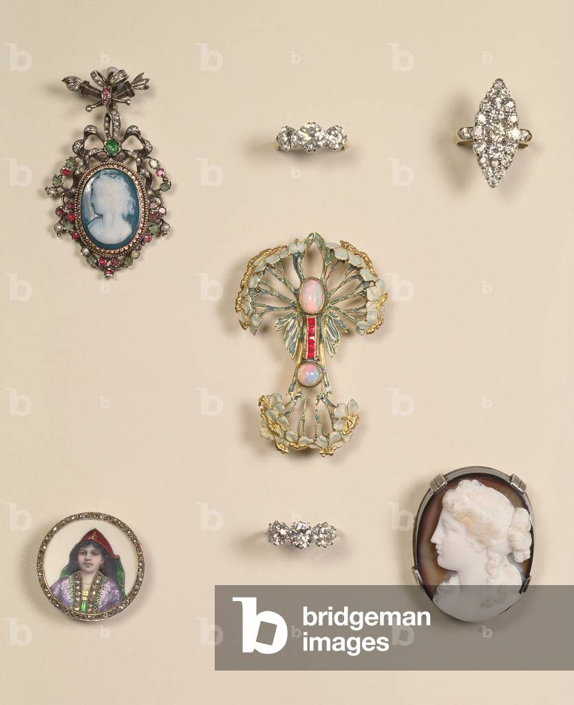 A selection of jewellery