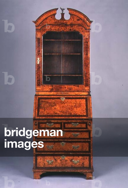 Queen Anne crossbanded bureau cabinet with arched broken pediment, c.1700 (mulberry and yew)