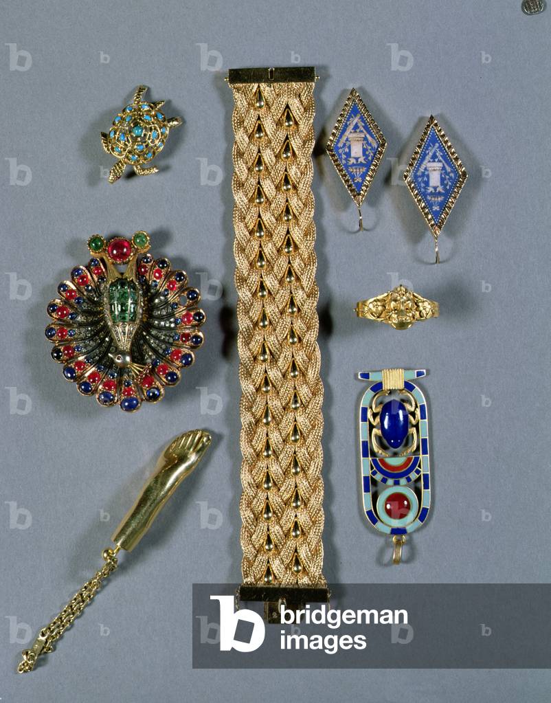 A selection of jewellery