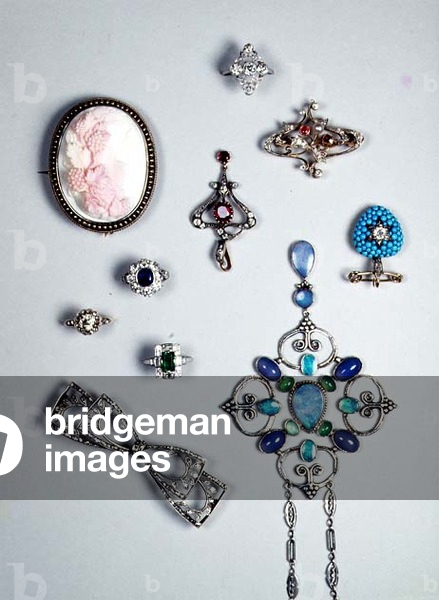 Selection of jewellery: Arts and Crafts silver necklace; Victorian turquoise and diamond pendant; rose-cut diamond bow brooch; Victorian shell cameo brooch