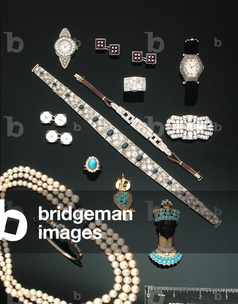 A selection of jewellery