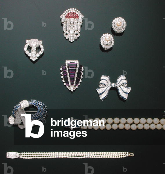 A selection of jewellery