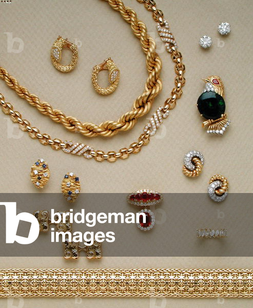 A selection of jewellery