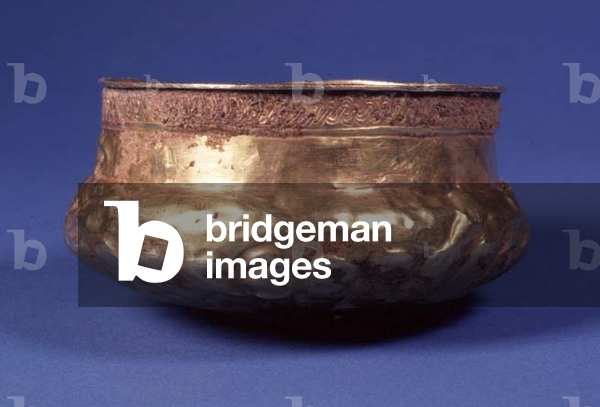 Bowl with an incised rosette design and petal pattern radiating up to a straight collar with a guilloche band, c.4th-3rd century BC (gold)
