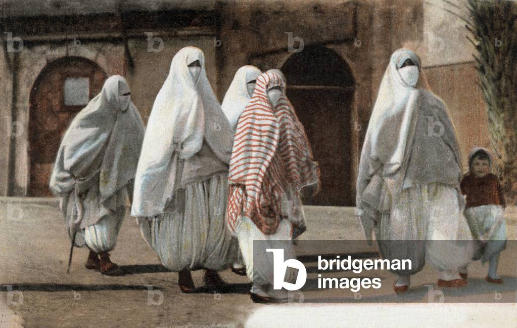 Femmes mauresques (voilees), en promenade, carte postale --- Moorish woman, with veil, postcard