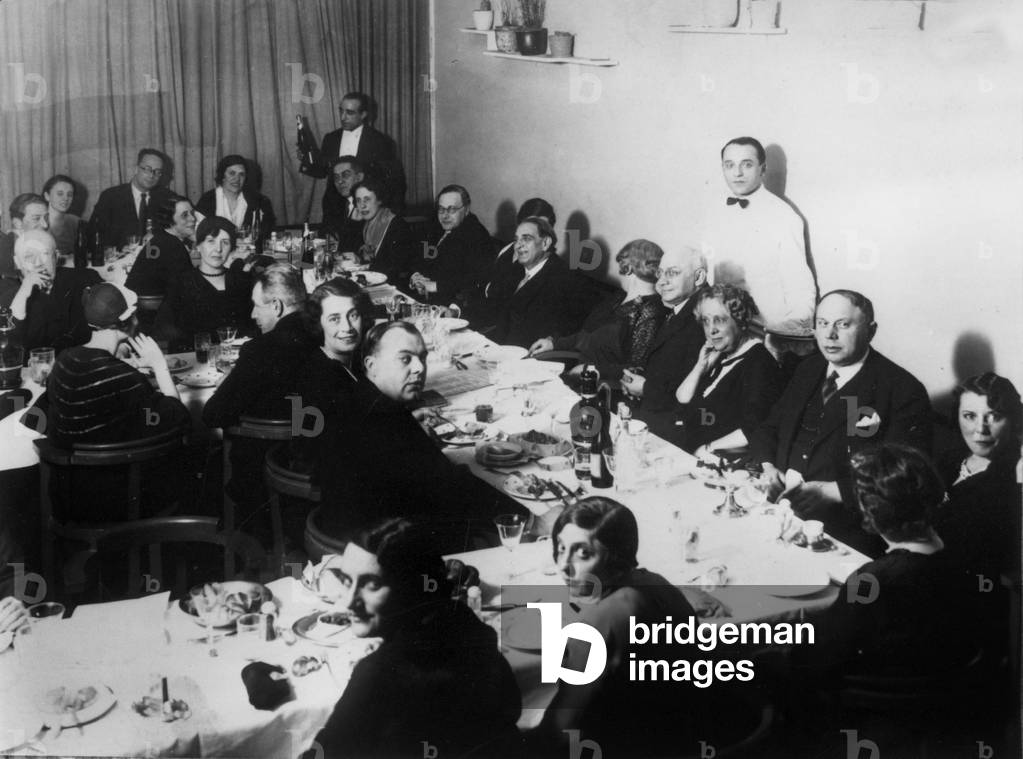 g-d since the foreground: Klara Lazar, X, X, X, Frederic Kovacs, Gizella Frerenczi, Sandor Ferenczi (in front of the server), X, Istvan Hollos, X, Imre Hermann, Alice Balint, Tivadar Kertesz, Alice Hermann, Michael Balint (in the back glasses), Mrs Kertesz (liane Rotter), Lagos (cross table at the bottom, 1st a g, face), Vilma Kovacs (profile dimension), Endre Almasy about 1928