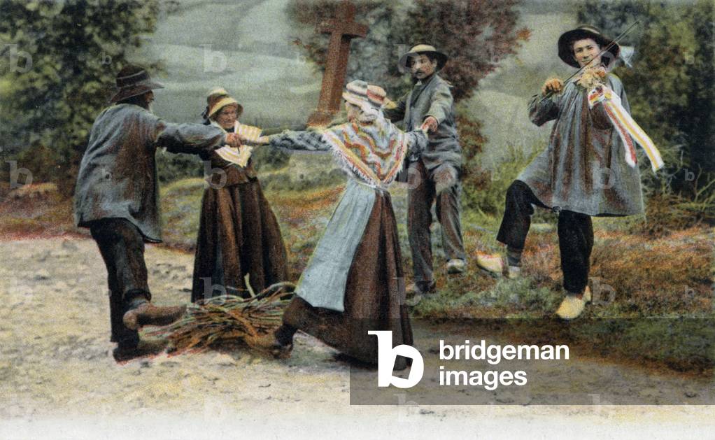 Bourree Auvergnate: danseurs de bourree, carte postale, c. 1910 --- dancers dancing the 