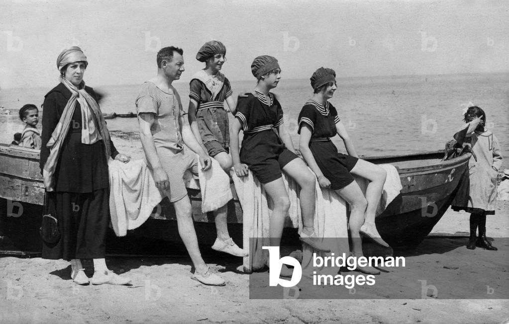 group of young persons wearing bathing suit, looking at the sea, postcard, c. 1905
