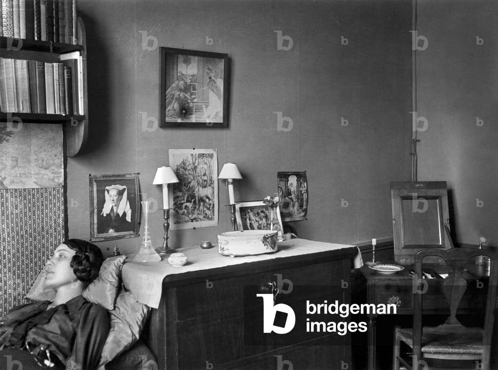 Poet Germaine Schroeder in her flat rue madame , Paris, 1913
