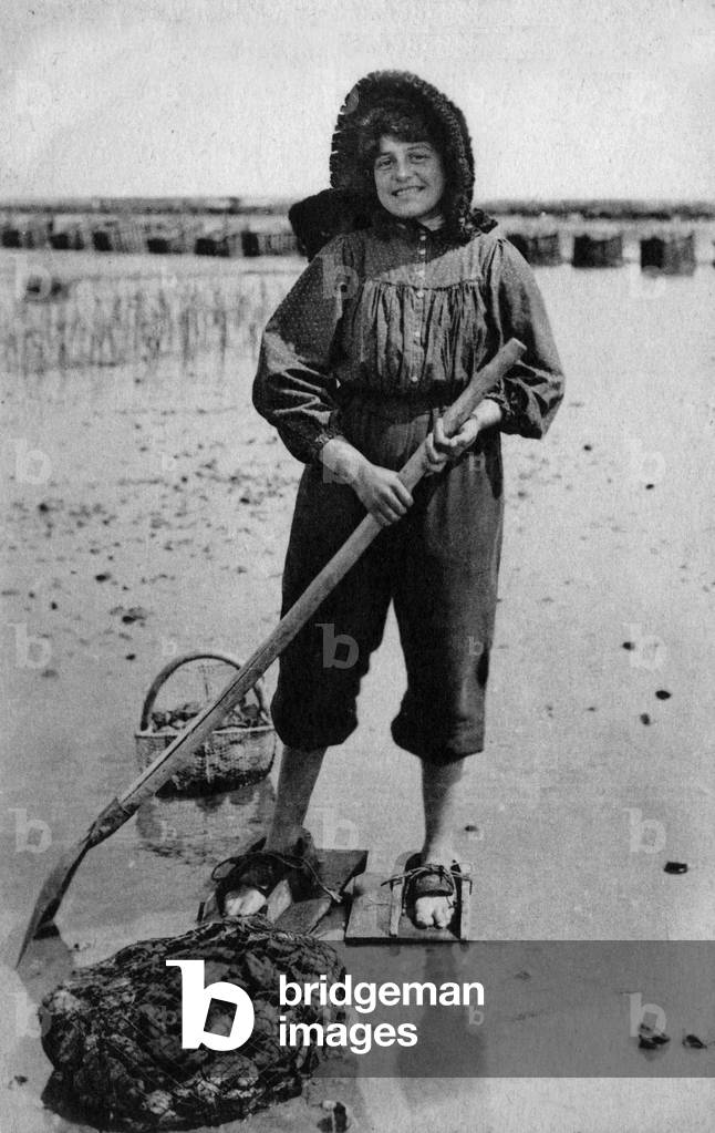 Arcachon Basin: an oyster parcering machine - postcard, 1909
