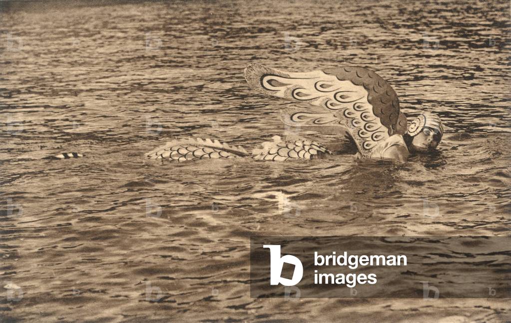 Postcard Miss Suzanne Quantin Violinist in the patented apparatus she invented The Sirene Ailee