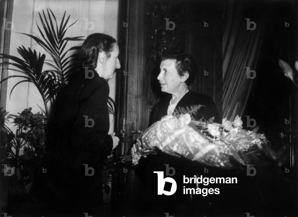 world Congress of psychiatry in Paris in 1950: Juliette Boutonnier giving flowser sto Anna Freud