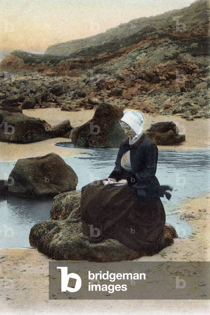 Le Portel (France): woman wearing traditionnal suit, postcard