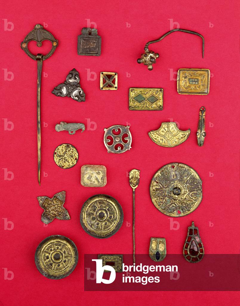 "Collezione di gioielli anglosassoni e celtici tra cui supporti in bronzo dorato"