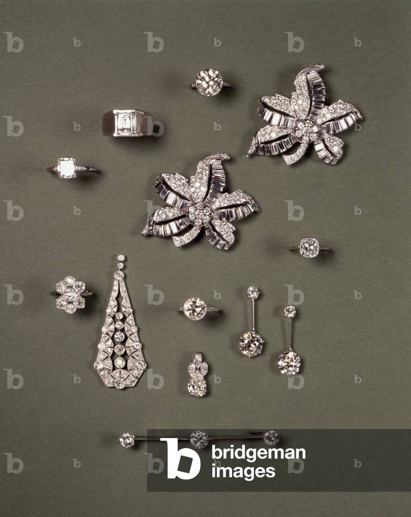 Una selezione di gioielli in diamanti