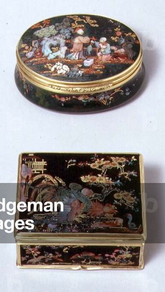 German oval bloodstone, gold and shell snuff-box, c.1750; Louis XV rectangular gold and lacquer snuff-box