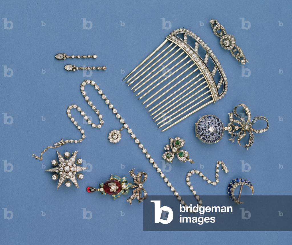 "Selezione di gioielli in diamanti: pettine a pelo; collana a pinza graduata; spilla a mezzaluna zaffiro; cion