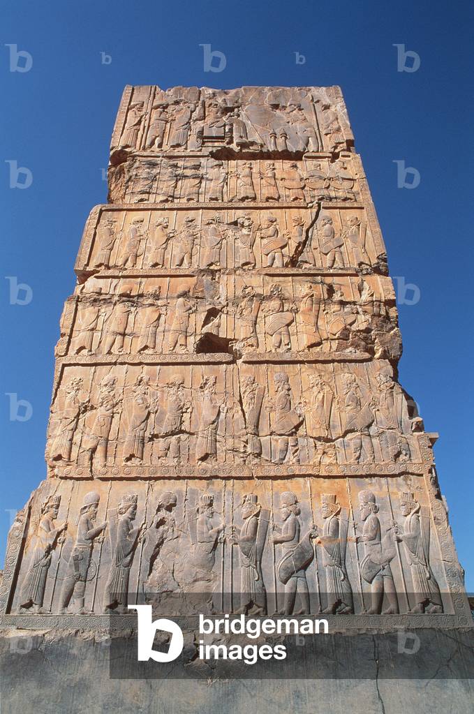 West entrance to the Hundred Column Hall, depicting rows of dignitaries supporting the King at the top (stone)