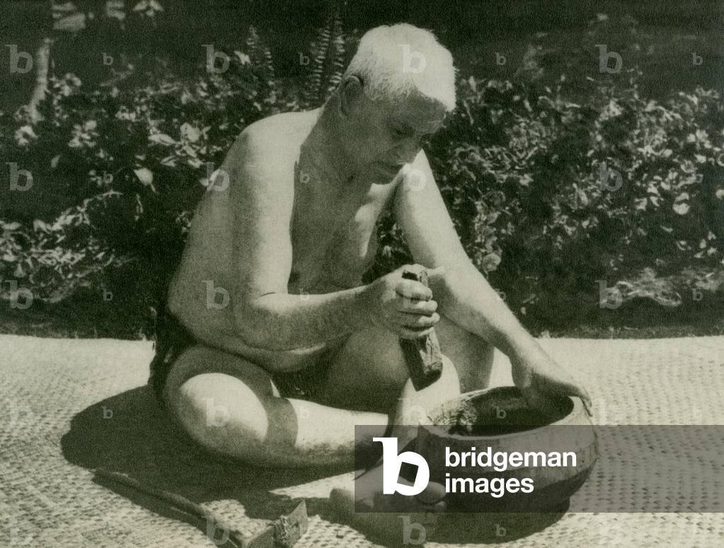 A native Hawaiian man pounding poi, from a postcard, c.1930s (b/w photo)