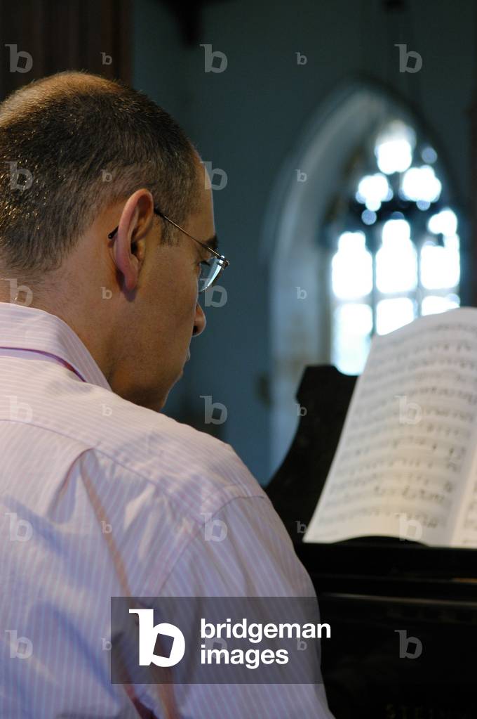Iain Burnside playing piano from the rear at Aldeburgh Festival 2004