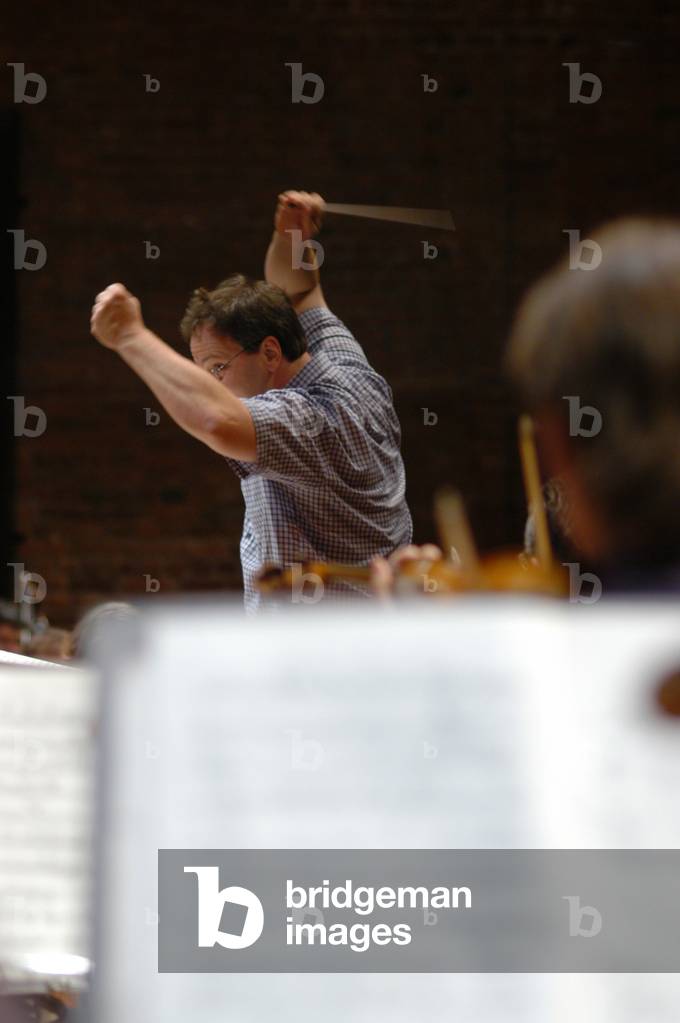 Oramo, Sakari conducting the City of Birmingham Symphony Orchestra at Aldeburgh Festival 2004