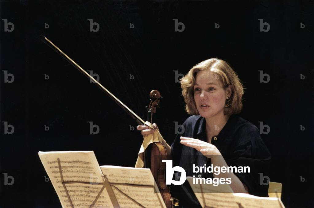 Isabelle van Keulen - with violin in rehearsal at Snape, 1999
