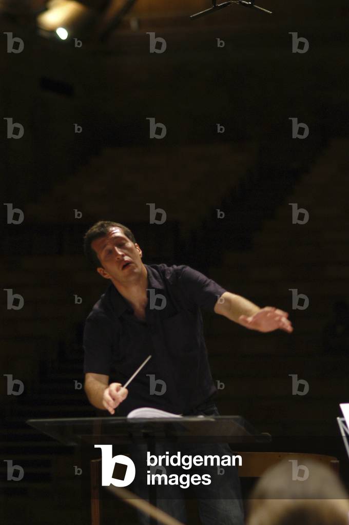 Ades, Thomas conducting the Britten Sinfonia at Aldeburgh Festival 2004
