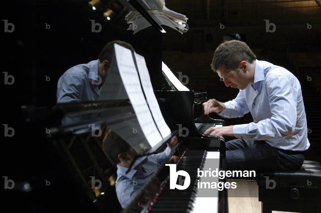 Ades, Thomas playing the piano at Aldeburgh Festival 2004