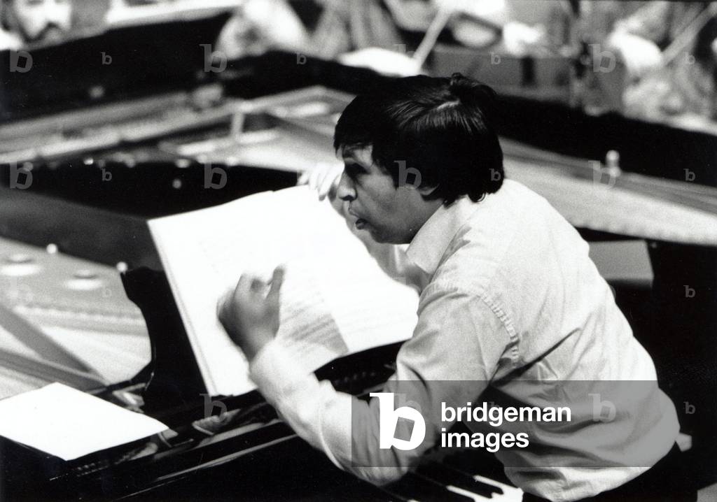 Murray Perahia conducting English Chamber Orchestra at Snape Maltings, Aldeburgh, 1988 from the piano