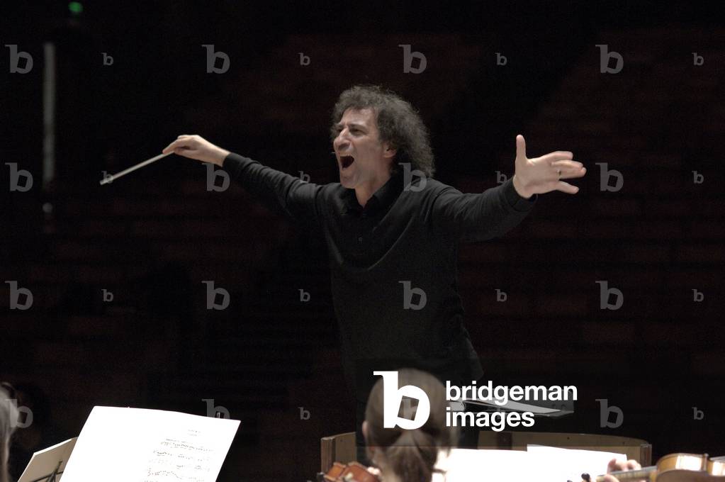 Alexander Polianichko - portrait of the Russian conductor performing with the Britten-Pears orchestra in Snape Maltings at the Aldeburgh Festival, 1 June 2005