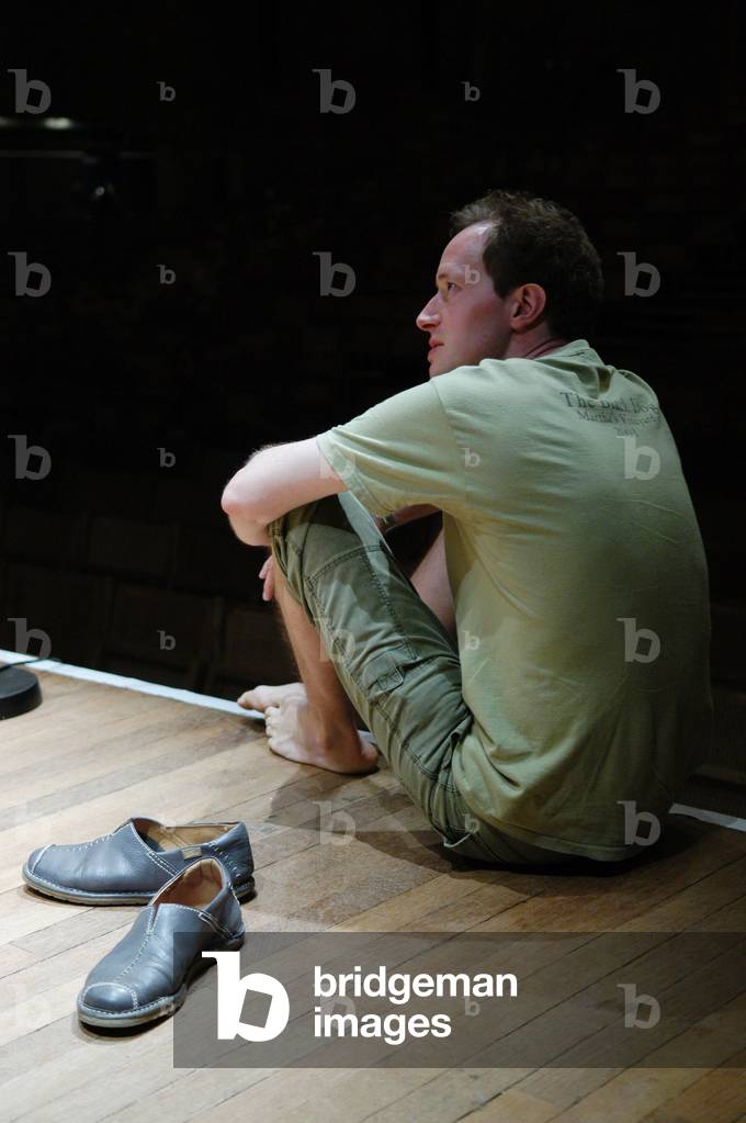 Anthony Marwood sitting on the stage floor at the Aldeburgh Festival 2004