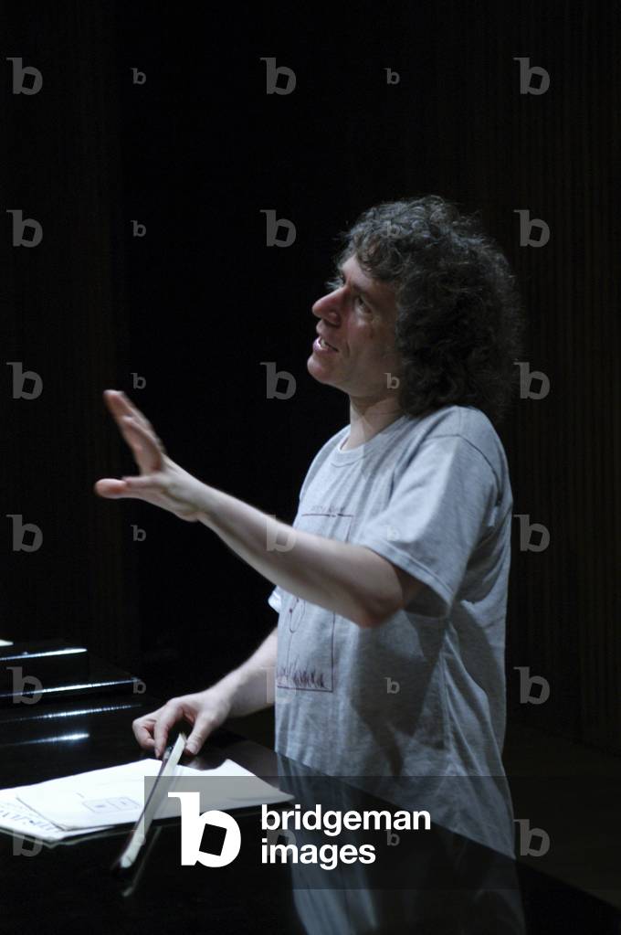 Isserlis, Steven lecturing while holding a bow at Aldeburgh Festival 2004