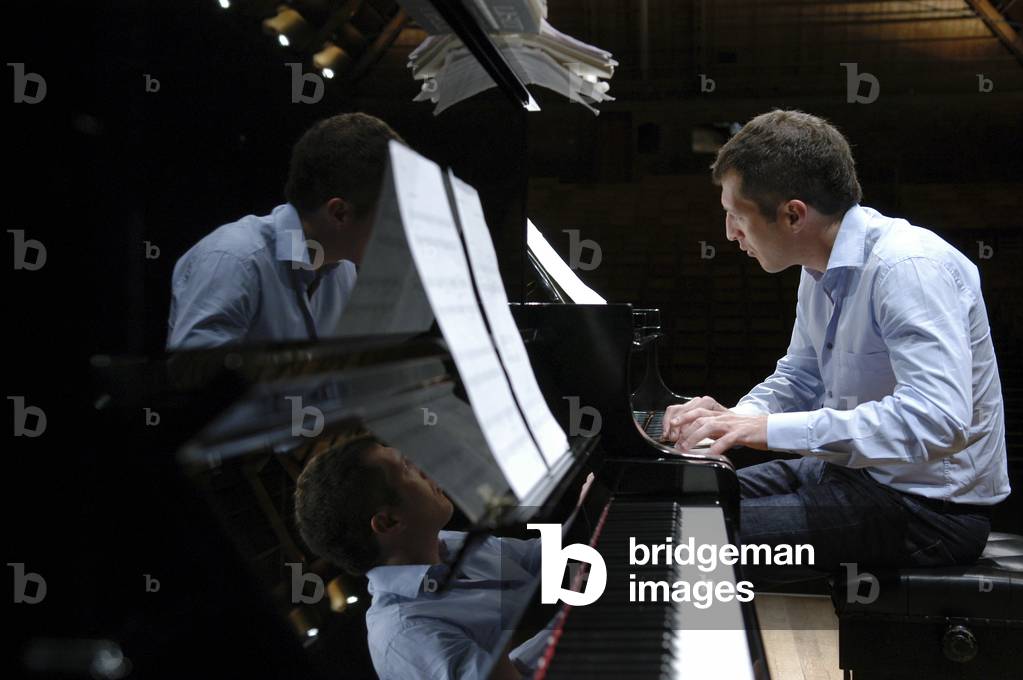Ades, Thomas playing the piano at Aldeburgh Festival 2004