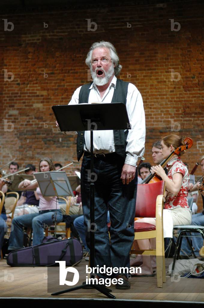 Tomlinson, John singing with the Britten - Pears Orchestra at Aldeburgh Festival 2004