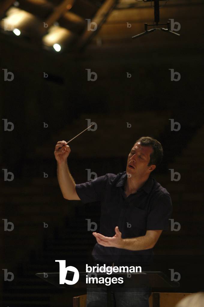 Ades, Thomas conducting the Britten Sinfonia at Aldeburgh Festival 2004
