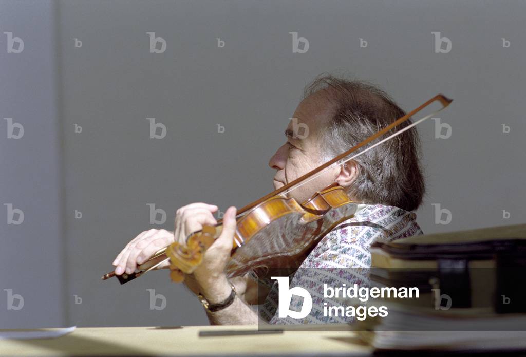 Ruggiero Ricci - portrait of the American violinist playing the violin at a masterclass at the Britten - Pears School, Snape, England, 12 August 1996