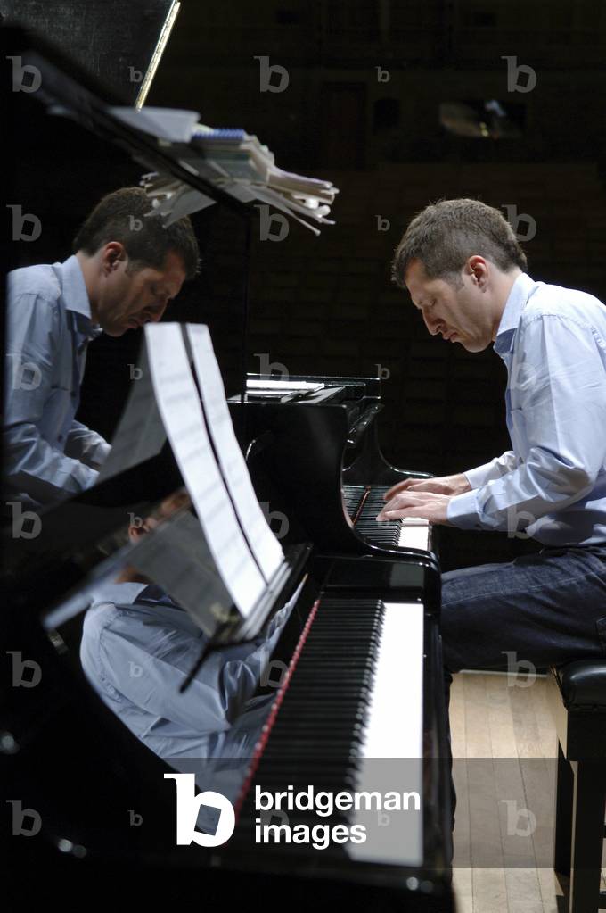 Ades, Thomas playing the piano at Aldeburgh Festival 2004